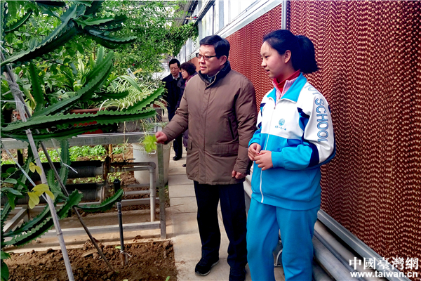 海協(xié)會會長陳德銘一行人參觀體大陸學(xué)生的學(xué)習(xí)研究成果 海協(xié)會會長陳德銘一行人參觀體大陸學(xué)生的學(xué)習(xí)研究成果