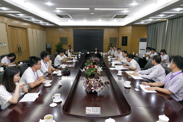 海協(xié)會會長陳德銘在北京會見了前來北京參加第四屆“清華-頂新兩岸領(lǐng)袖生計(jì)劃”的兩岸大學(xué)生 海協(xié)會會長陳德銘在北京會見了前來北京參加第四屆“清華-頂新兩岸領(lǐng)袖生計(jì)劃”的兩岸大學(xué)生