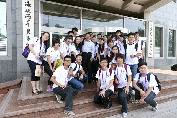 陳德銘會長與參加第四屆“清華-頂新兩岸領(lǐng)袖生計(jì)劃”的兩岸大學(xué)生座談 陳德銘會長與參加第四屆“清華-頂新兩岸領(lǐng)袖生計(jì)劃”的兩岸大學(xué)生座談